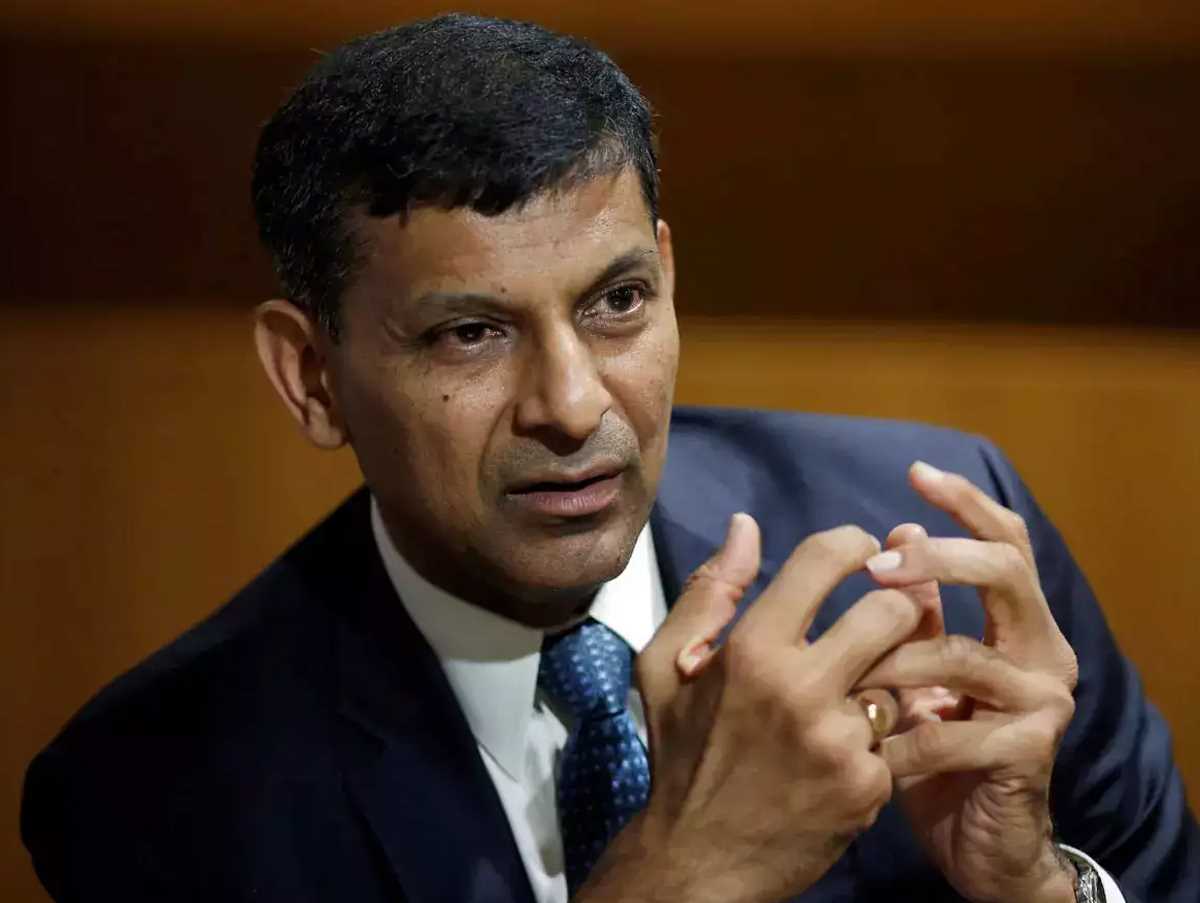 सरकारों को रोजगार सृजन पर ध्यान देना चाहिए, मुफ्तखोरी पर नहीं : रघुराम राजन